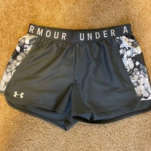 Womens Medium Under Armour Shorts with Pockets